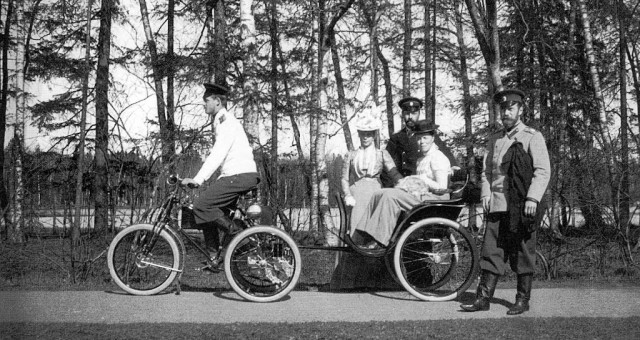 Николай II на прогулке с семьей