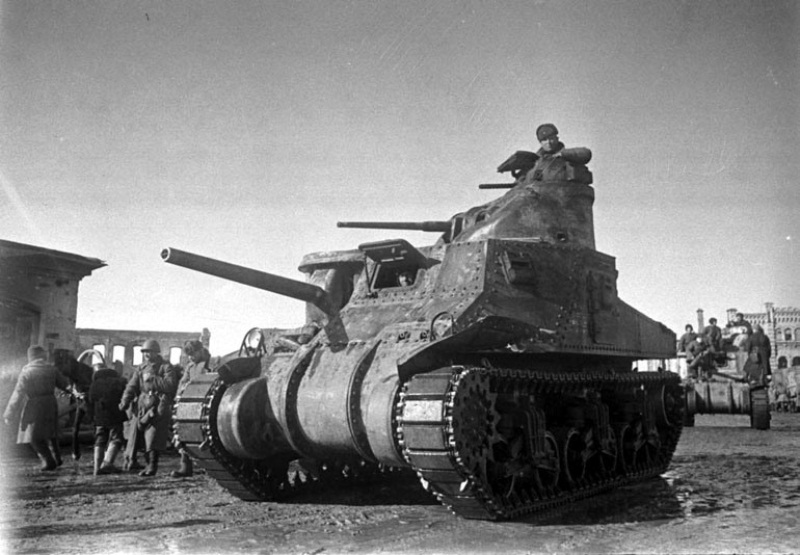 Советские войска на американских танках вступают в освобожденный город Вязьма