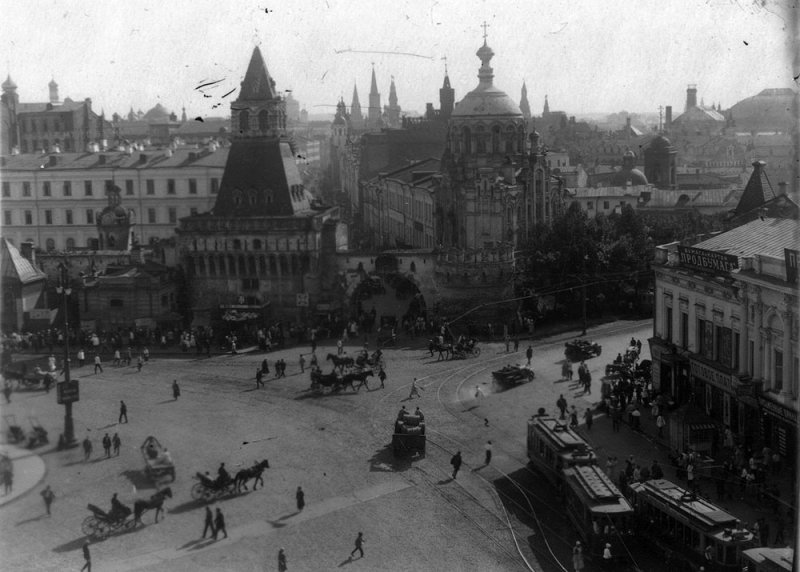 Владимирские ворота на Лубянской площади Москвы