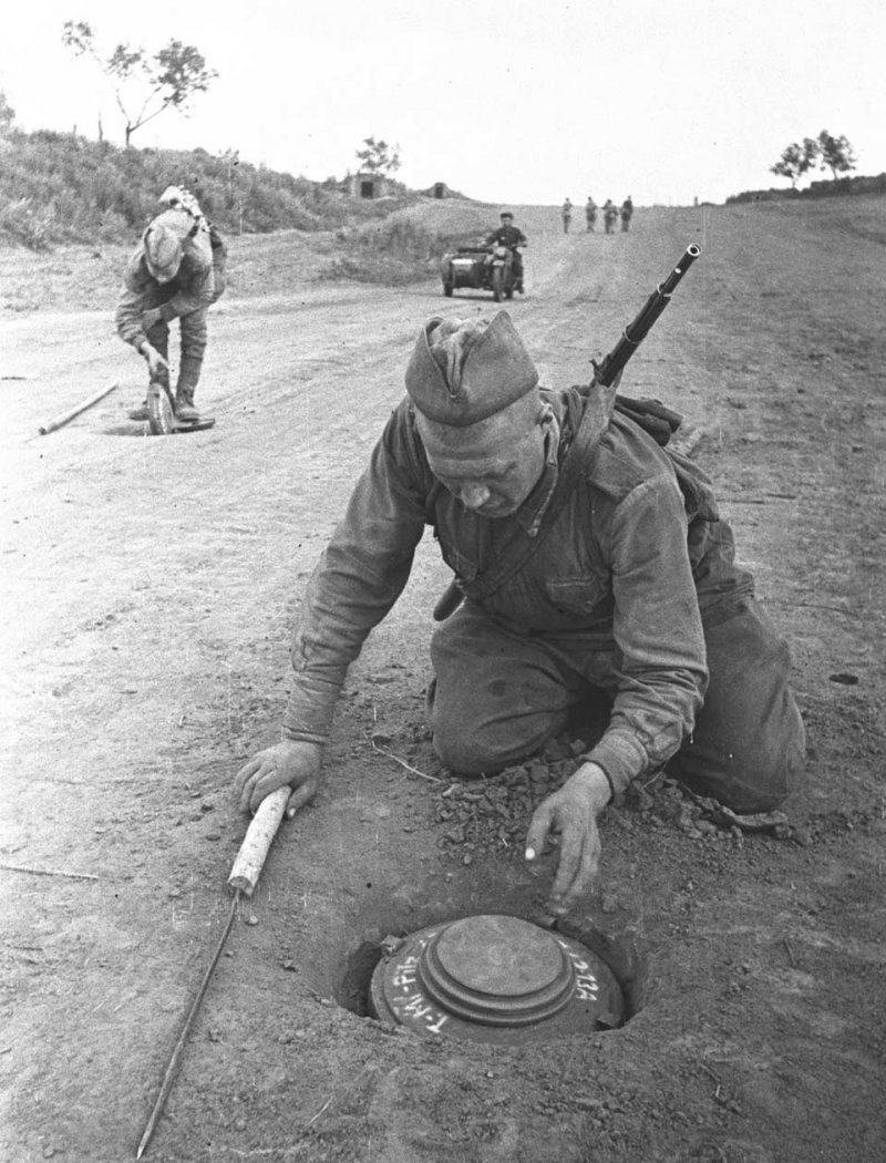 Cапёры обезвреживают немецкие противотанковые мины