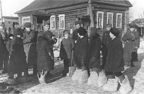 Дети освобожденного Гжатска (ныне — город Гагарин) показывают немецкие валенки