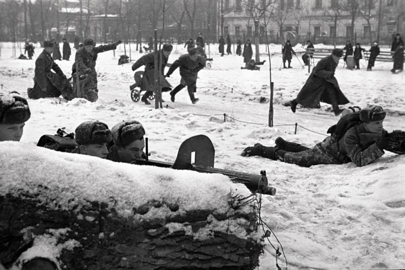 Солдаты проводят занятия в центре Москвы