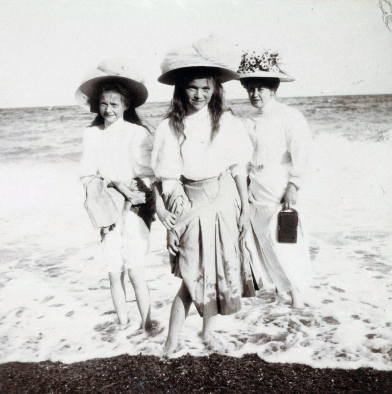  Великие княжны Татьяна и Ольга Романовы на пляже
