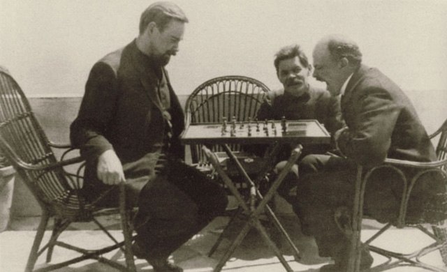 Ленин, Горький и Богданов играют в шахматы, Капри