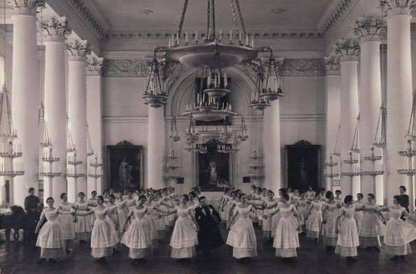 Воспитанницы Смольного института благородных девиц на уроке танцев