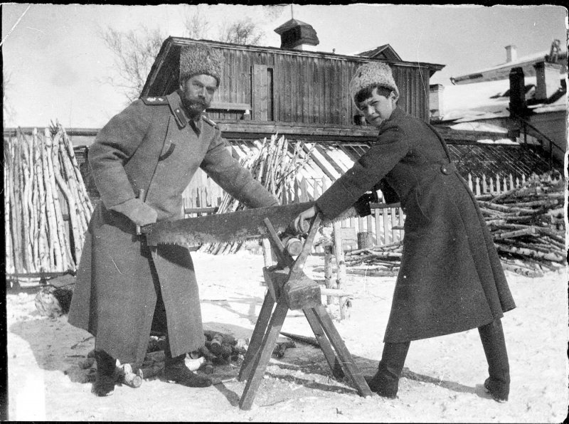 Николай II с наследником в ссылке пилят дрова