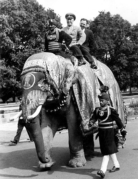 Маршал Жуков на слоне во время дипломатического визита в Индию