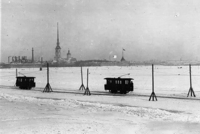Трамвайная переправа по льду Невы