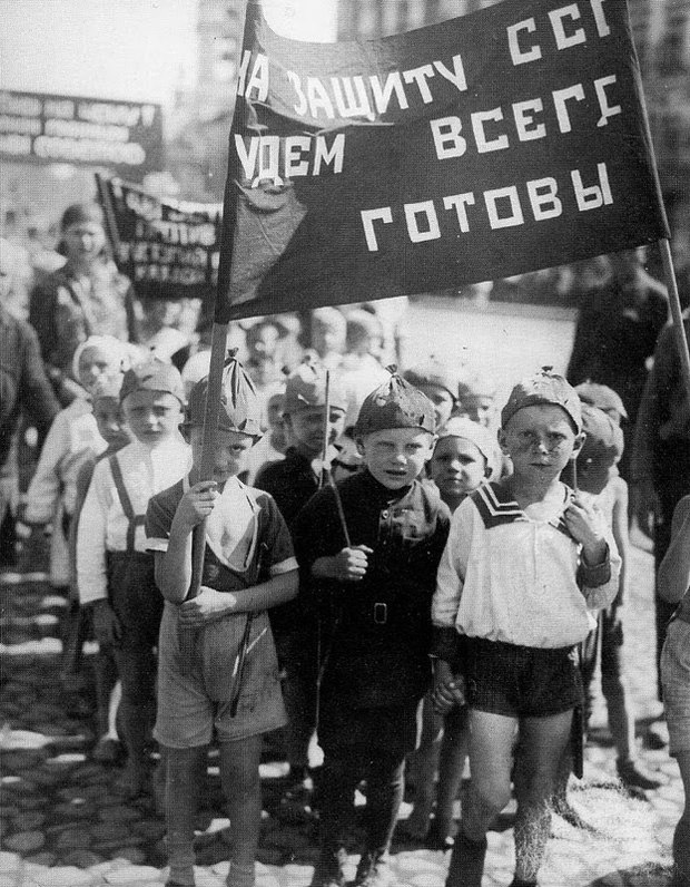 Дети на первомайской демонстрации