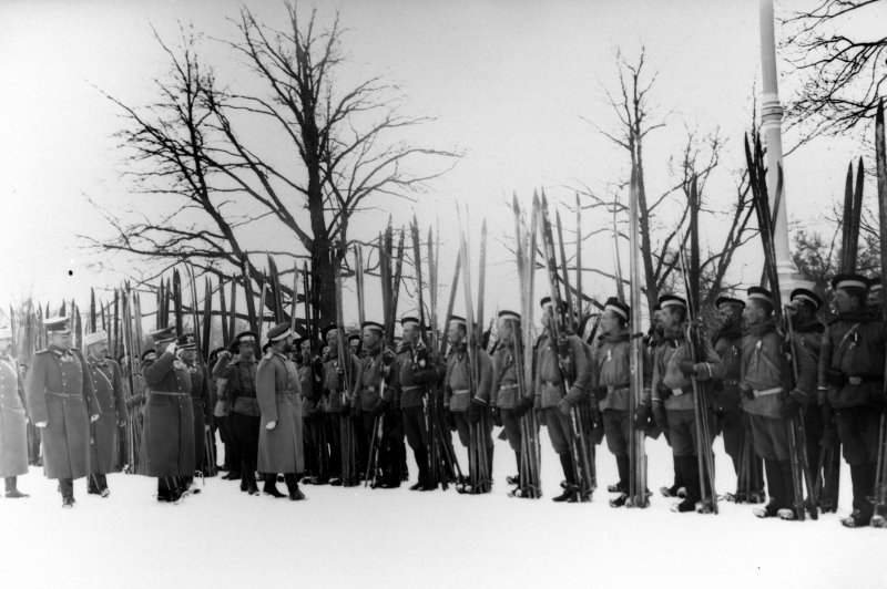 Император Николай II проводит смотр лыжников Лейб-гвардейского Измайловского полка