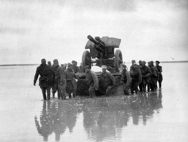 Советские солдаты переправляют на понтоне гаубицу
