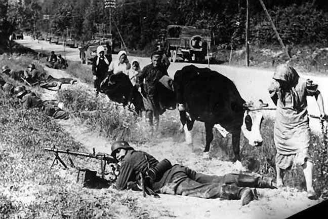 Советское население бежит, в то время как пехота обеспечивает продвижение немцев
