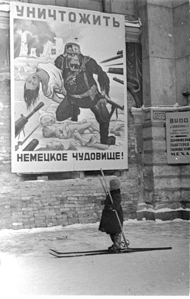 Ребёнок у плаката "Уничтожить немецкое чудовище"