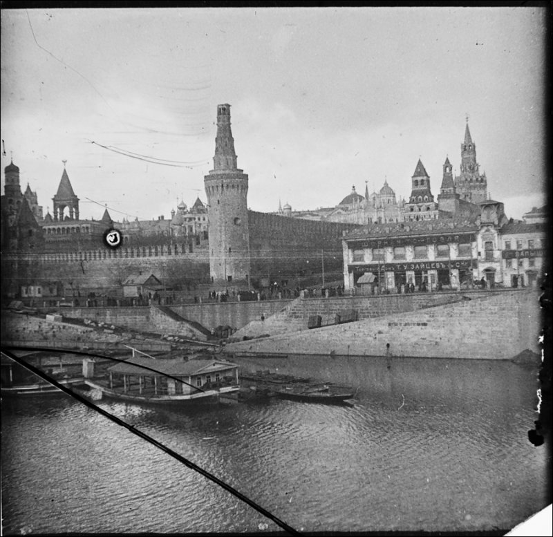 Поврежденный снарядом верх шатра одной из башен Кремля после штурма большевиков