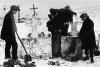 Комсомольцы извлекают зерно, спрятанное кулаками на кладбище