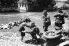 Солдаты армии Юго-Западного фронта с советскими детьми