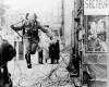 Дезертирующий солдат ГДР перебегает в Западный Берлин